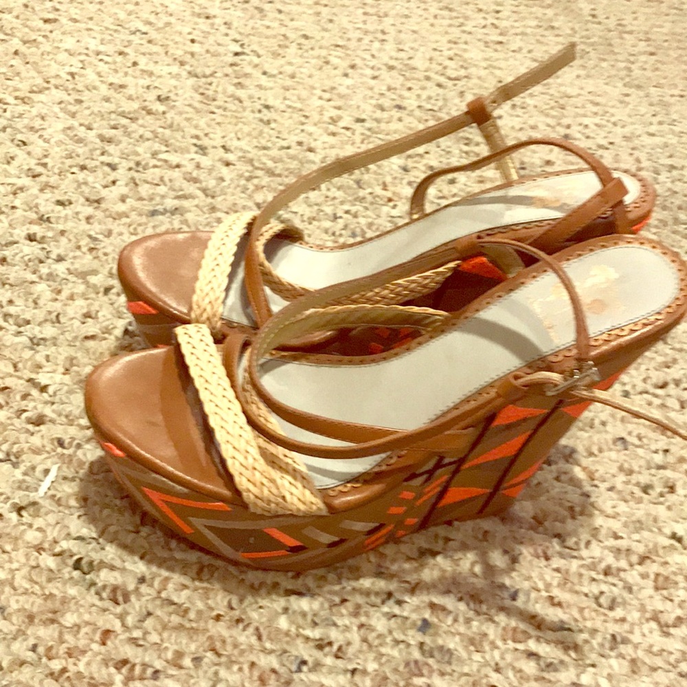 Tan and organize wedges size 8